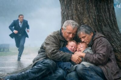 MILIONÁRIO ENCONTRA SEUS PAIS ABRAÇANDO GÊMEOS NA CHUVA… O MOTIVO É INACREDITÁVEL